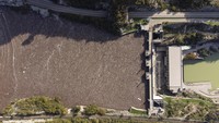 Dikuti dari AP, hujan deras turun di daerah sekitar Jablanica dan dekat Konjic, menyebabkan banjir tiba-tiba yang menerjang rumah-rumah penduduk saat mereka sedang tertidur.