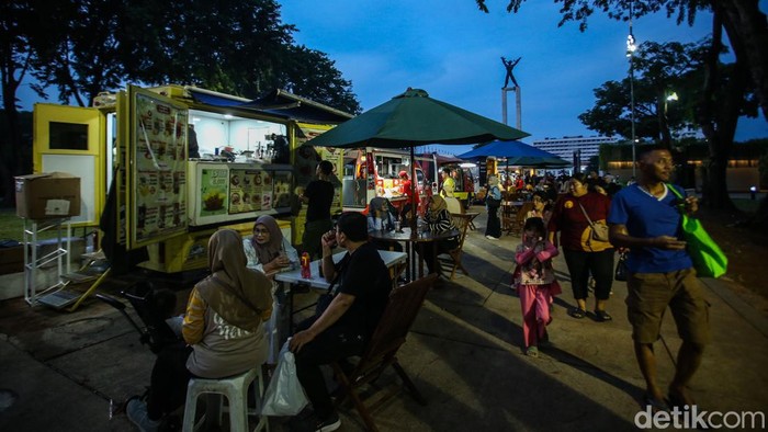Berburu Produk UMKM di Lapangan Banteng Sebanyak 50 UMKM unggulan membawa produk-produknya dalam acara The 1st Modest Fashion Month (MOFAM) di Lapangan Banteng, Jakarta, Minggu (13/10/2024).