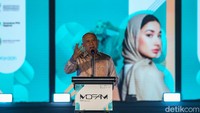 Menteri Koperasi dan UKM (Kemenkop UKM) Teten Masduki saat membuka gelaran The 1st Modest Fashion Month (MOFAM) di Lapangan Banteng, Jakarta, Minggu (13/10/2024).