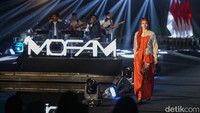 Acara ini dimeriahkan dengan penampilan musik sekaligus peragaan busana yang digarap langsung dari 10 designer lokal diiringi dengan musisi Gery Gany dan DMasiv.