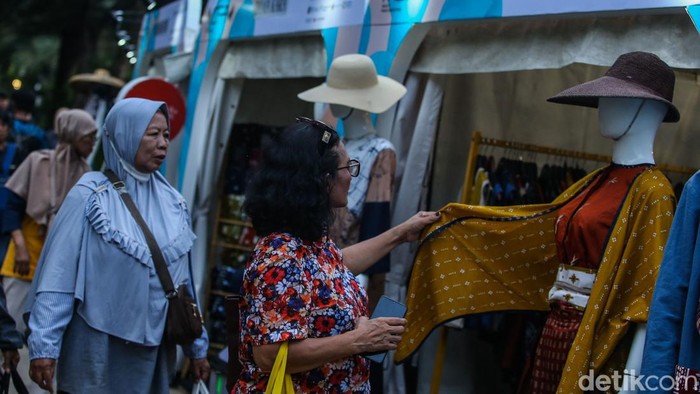 Berburu Produk UMKM di Lapangan Banteng Sebanyak 50 UMKM unggulan membawa produk-produknya dalam acara The 1st Modest Fashion Month (MOFAM) di Lapangan Banteng, Jakarta, Minggu (13/10/2024).