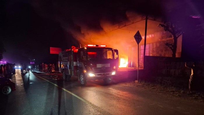 Sebuah toko elektronik di Kabupaten Bone, Sulawesi Selatan (Sulsel) terbakar.