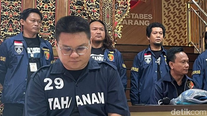 Budi Liem (43) tersangka pencurian mobil BMW di Polrestabes Semarang, Senin (14/10/2024).