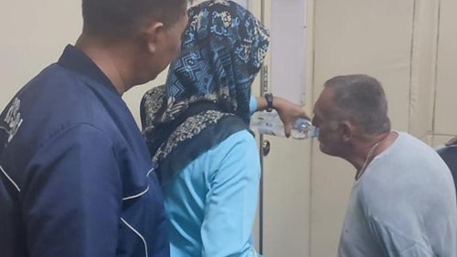 Bule Inggris yang nekat nyebur lama-lama di laut menjalani pemeriksaan medis di RS Ngoerah, Denpasar, Senin (14/10/2024).