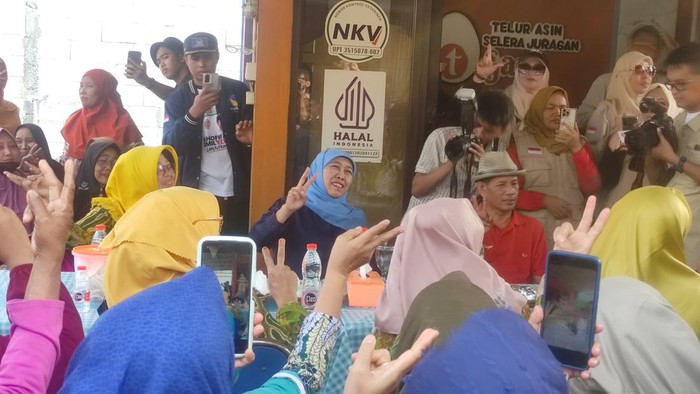Cagub Jatim Khofifah saat berkunjung ke sentra UMKM di Sidoarjo