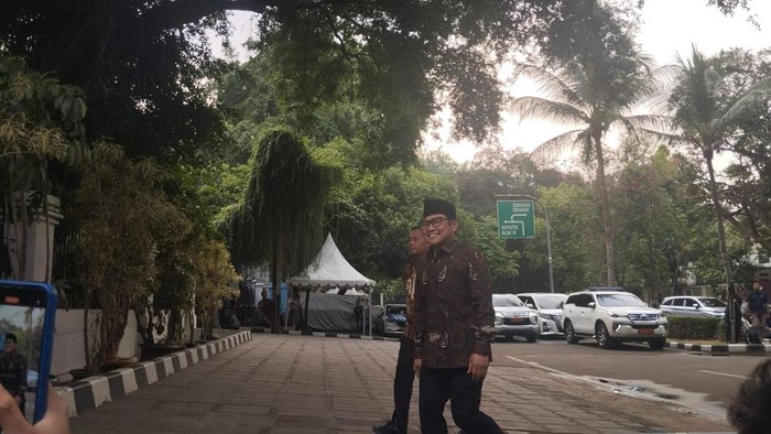 Ketum PKB Muhaimin Iskandar atau Cak Imin ikut merapat ke rumah Presiden terpilih Prabowo Subianto. Cak Imin menyusul nama-nama menteri lainnya yang sudah tiba di rumah Prabowo.
