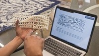 Perajin batik Falahy Mohamad menunjukkan 3D modelling yang digunakan untuk membuat rancangan corak batik menggunakan teknologi Artificial Intelligence (AI) atau kecerdasan buatan di Studio Batik Metaflora, Setono, Kota Pekalongan, Jawa Tengah, Senin (14/10/2024).