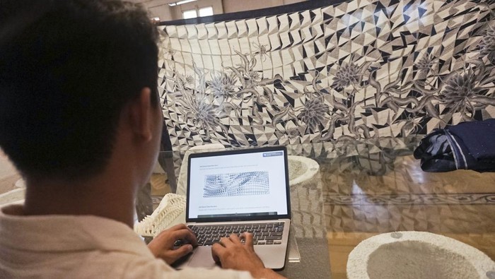 Perajin batik Falahy Mohamad membuat rancangan corak batik menggunakan teknologi Artificial Intelligence (AI) atau kecerdasan buatan di Studio Batik Metaflora, Setono, Kota Pekalongan, Jawa Tengah, Senin (14/10/2024). Falahy Mohamad melakukan inovasi dengan membuat desain corak batik menggunakan teknologi AI dipadukan melalui teknologi komputer dan logika matematika serta proses batik tulis yang pengerjaannya selama tiga minggu dan dijual dengan harga Rp3-6 juta per lembar kain. ANTARA FOTO/Harviyan Perdana Putra/agr