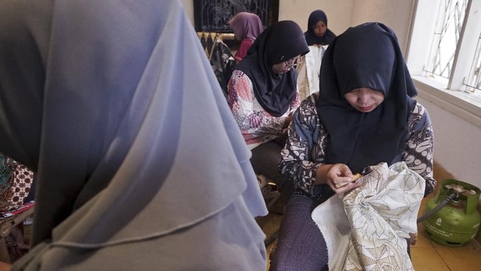 Perajin batik Falahy Mohamad membuat rancangan corak batik menggunakan teknologi Artificial Intelligence (AI) atau kecerdasan buatan di Studio Batik Metaflora, Setono, Kota Pekalongan, Jawa Tengah, Senin (14/10/2024). Falahy Mohamad melakukan inovasi dengan membuat desain corak batik menggunakan teknologi AI dipadukan melalui teknologi komputer dan logika matematika serta proses batik tulis yang pengerjaannya selama tiga minggu dan dijual dengan harga Rp3-6 juta per lembar kain. ANTARA FOTO/Harviyan Perdana Putra/agr