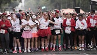 Penggemar karakter Jepang Hello Kitty bersiap untuk lomba lari, selama perayaan ulang tahun karakter tersebut yang ke-50, di Mexico City, Minggu (13/10/2024).  