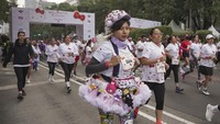 Para pelari dan penggemar Hello Kitty mengenakan kaus bergambar kucing ikonik tersebut saat mereka berpartisipasi dalam lomba lari santai di Mexico City.  