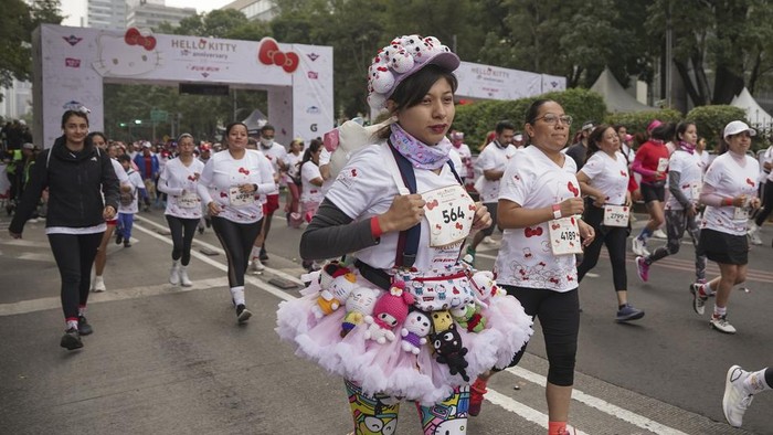 Cewek-cewek Pasti Suka, Marathon di Meksiko Bertema Hello Kitty Fans of Japanese character Hello Kitty get ready for a race, during a celebration of the character's 50th anniversary, in Mexico City, Sunday, Oct. 13, 2024. (AP Photo/Aurea Del Rosario)