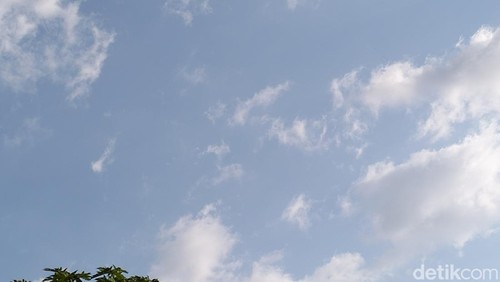 Cuaca panas di Labuan Bajo dipengaruhi oleh minimnya awan.