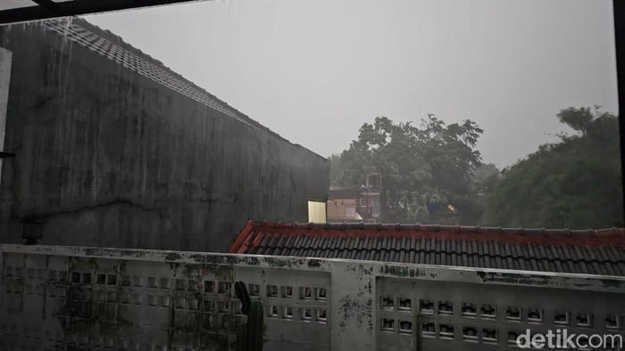 Depok diguyur hujan, Senin (14/10/2024) pukul 17.30 WIB.