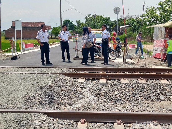 Dinas Perhubungan Klaten mengecek pembangunan palang perlintasan kereta api dan pos jaga di jalan lingkar timur Delanggu ruas Desa Boto, Klaten, Senin (14/10/2024).