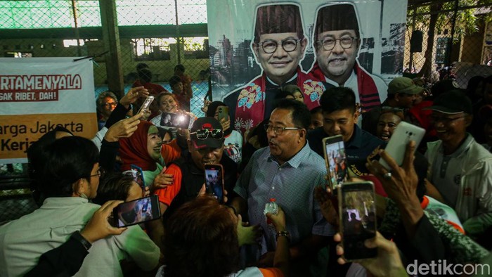 Ditemani βSarahβ, Si Doel Kampanye di Lubang Buaya Calon Wakil Gubernur DKI Jakarta nomor urut 03 Rano Karno Si Doel berdialog dengan warga di Kawasan Lubang Buaya, Jakarta, Senin (14/10/2024).