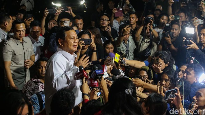 Dua Jempol Prabowo Usai Panggil Sederet Tokoh Calon Menteri Presiden terpilih RI Prabowo Subianto saat menjawab pertanyaan wartawan di Jakarta, Senin (14/10/2024). Prabowo mengkonfirmasi dan kesediaan terkait bidang yang ditawarkannya kepada sederet tokoh yang hadir pada hari ini, Senin (14/10/2024).