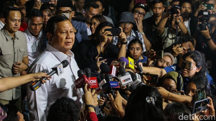Presiden terpilih RI Prabowo Subianto saat menjawab pertanyaan wartawan di Jakarta, Senin (14/10/2024). Prabowo mengkonfirmasi dan kesediaan terkait bidang yang ditawarkannya kepada sederet tokoh yang hadir pada hari ini, Senin (14/10/2024).
