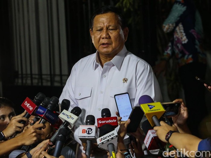Presiden terpilih RI Prabowo Subianto saat menjawab pertanyaan wartawan di Jakarta, Senin (14/10/2024). Prabowo mengkonfirmasi dan kesediaan terkait bidang yang ditawarkannya kepada sederet tokoh yang hadir pada hari ini, Senin (14/10/2024).