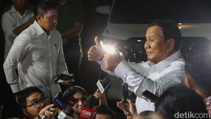 Presiden terpilih RI Prabowo Subianto saat menjawab pertanyaan wartawan di Jakarta, Senin (14/10/2024). Prabowo mengkonfirmasi dan kesediaan terkait bidang yang ditawarkannya kepada sederet tokoh yang hadir pada hari ini, Senin (14/10/2024).