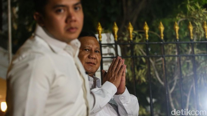 Dua Jempol Prabowo Usai Panggil Sederet Tokoh Calon Menteri Presiden terpilih RI Prabowo Subianto saat menjawab pertanyaan wartawan di Jakarta, Senin (14/10/2024). Prabowo mengkonfirmasi dan kesediaan terkait bidang yang ditawarkannya kepada sederet tokoh yang hadir pada hari ini, Senin (14/10/2024).