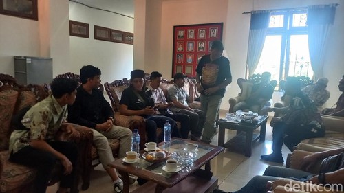 Sejumlah mantan karyawan PLTU Celukan Bawang mendatangi kantor DPRD Buleleng, Senin (14/10/2024).