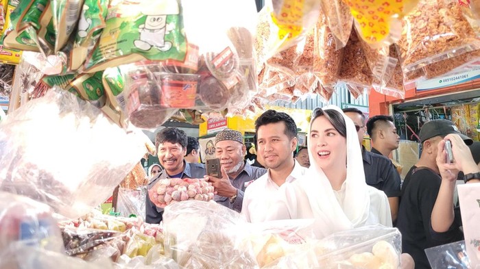 Emil Dardak bersama Arumi Bachsin, istrinya berkunjung ke Pasar Oro Oro Dowo, Kota Malang.