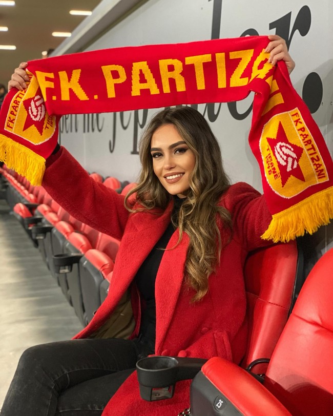 Wanita yang jago berbahasa Inggris, Italia, dan Spanyol itu sendiri adalah fans bola. Ia menyukai klub Juventus dan merupakan penggemar Fabio Cannavaro. Tak heran memang mengingat ayahnya, Erjon, adalah pemain bola.Foto: Instagram @evamurati