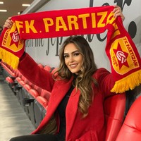 Wanita yang jago berbahasa Inggris, Italia, dan Spanyol itu sendiri adalah fans bola. Ia menyukai klub Juventus dan merupakan penggemar Fabio Cannavaro. Tak heran memang mengingat ayahnya, Erjon, adalah pemain bola.Foto: Instagram @evamurati