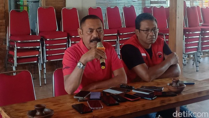Ketua DPC PDIP Solo FX Hadi Rudyatmo, saat konferensi pers di Girly Corner, Kelurahan Pucangsawit, Kecamatan Jebres, Kota Solo, Senin (14/10/2024).