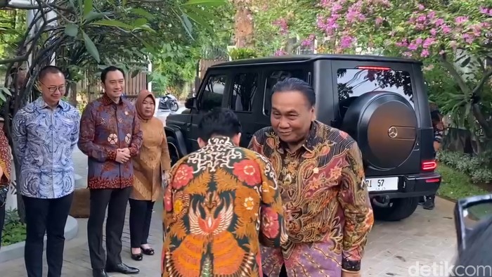 Gibran Rakabuming menyambut Bambang Pacul. (Adrial Akbar/detikcom)