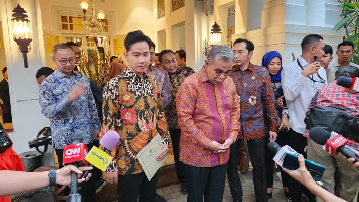 Gibran Rakabuming Raka bersama para pimpinan MPR (Adrial/detikcom)