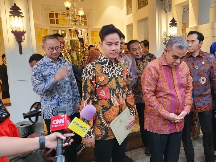 Gibran Rakabuming Raka bersama para pimpinan MPR (Adrial/detikcom)