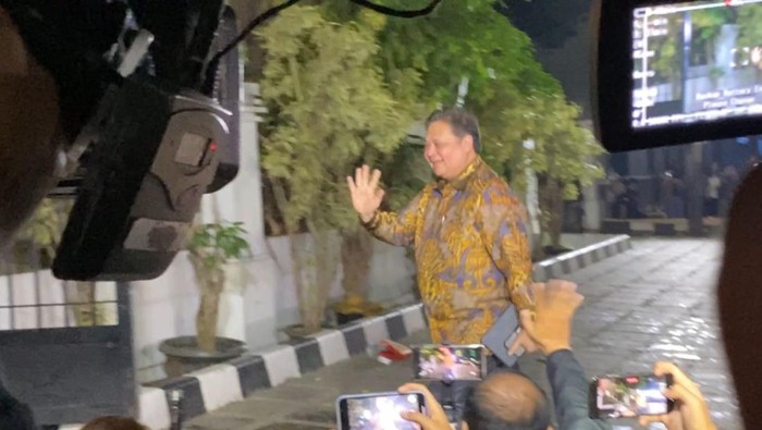 Menko Perekonomian Airlangga Hartarto merapat ke rumah Presiden terpilih Prabowo Subianto di Jakarta Selatan. Airlangga merapat ke rumah Prabowo di tengah pemanggilan calon menteri pemerintahan baru.