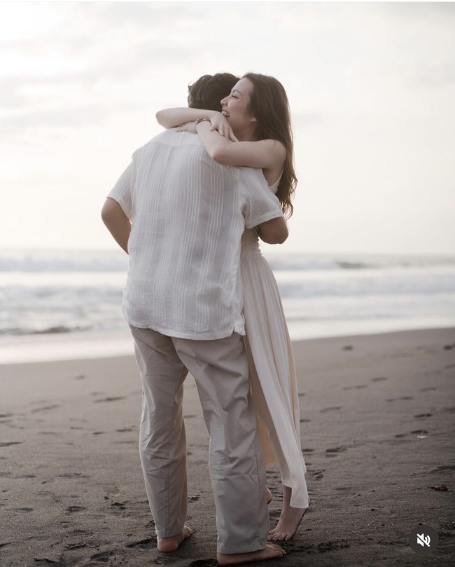 Dari foto yang dibagikan terlihat Harris mengenakan kemeja putih lengan pendek dipadukan dengan celana panjang coklat. sementara Haviza mengenakan dress panjang tanpa lengan berwarna krem. Foto: Instagram/@harrisvriza