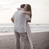 Dari foto yang dibagikan terlihat Harris mengenakan kemeja putih lengan pendek dipadukan dengan celana panjang coklat. sementara Haviza mengenakan dress panjang tanpa lengan berwarna krem. Foto: Instagram/@harrisvriza