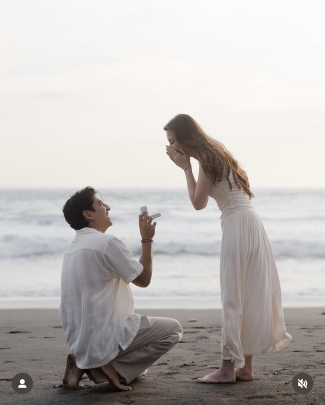 Harris tampak berlutut sambil mengeluarkan sebuah cincin di dalam kotak. Haviza yang terkejut langsung berpose menutup mulutnya. Foto: Instagram/@harrisvriza