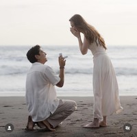 Harris tampak berlutut sambil mengeluarkan sebuah cincin di dalam kotak. Haviza yang terkejut langsung berpose menutup mulutnya. Foto: Instagram/@harrisvriza