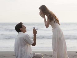 8 Foto Harris Vriza Lamar Haviza Devi Anjani, Romantis di Pantai