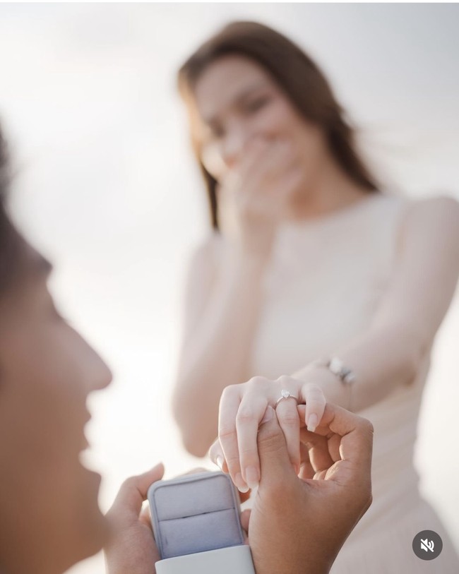 Tak perlu waktu lama, Haviza pun langsung mengiyakan lamaran Harris. Diketahui Harris dan Haviza sendiri sudah berpacaran selama 3 tahun sebelum akhirnya dilamar. Foto: Instagram/@harrisvriza