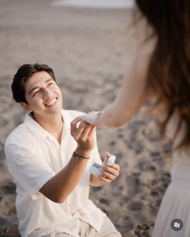 Ekspresi bahagia tampak jelas di wajah Harris mengetahui lamarannya itu diterima sang kekasih. Harris pun menulis keterangan yang tak kalah romantis di unggahannya itu. Ia juga meminta doa untuk kelancaran hubungannya dengan Haviza. Foto: Instagram/@harrisvriza