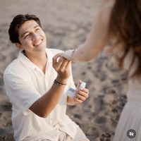 Ekspresi bahagia tampak jelas di wajah Harris mengetahui lamarannya itu diterima sang kekasih. Harris pun menulis keterangan yang tak kalah romantis di unggahannya itu. Ia juga meminta doa untuk kelancaran hubungannya dengan Haviza. Foto: Instagram/@harrisvriza