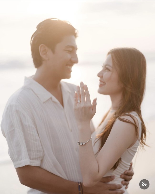 Keduanya juga tak lupa berpose memamerkan cincin lamaran mereka. Sambil bertatapan, keduanya terlihat begitu romantis. Foto: Instagram/@harrisvriza