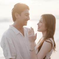 Keduanya juga tak lupa berpose memamerkan cincin lamaran mereka. Sambil bertatapan, keduanya terlihat begitu romantis. Foto: Instagram/@harrisvriza