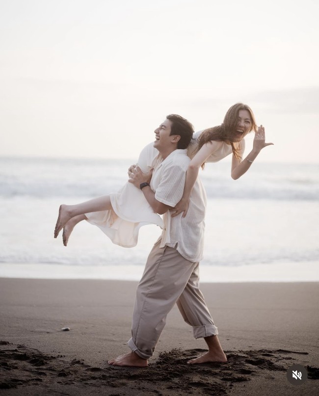 Berlatar di sebuah pantai, keduanya pun memamerkan pose-pose romantis mereka. Seperti dalam foto yang satu ini, Harris tampak menggendong Haviza di pundaknya. Foto: Instagram/@harrisvriza