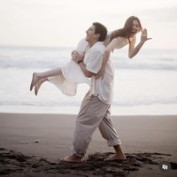 Berlatar di sebuah pantai, keduanya pun memamerkan pose-pose romantis mereka. Seperti dalam foto yang satu ini, Harris tampak menggendong Haviza di pundaknya. Foto: Instagram/@harrisvriza