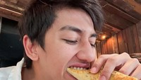 Hobinya menyantap makanan enak membuatnya menjadi foodies yang andal. Sepotong burrito yang disantapnya tampak begitu menggoda dan lezat. Foto: Instagram/harrisvriza & Instagram/havizadevianjani