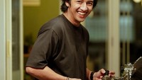 Aktor bernama Harris Vriza paling senang melatih kemampuannya dalam berbagai bidang. Termasuk untuk meracik kopi sebagai seorang barista di kafe. Foto: Instagram/harrisvriza & Instagram/havizadevianjani