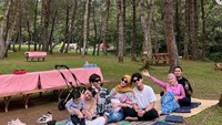 Pasangan ini juga telah dekat dengan kedua belah keluarga besar. Harris Vriza tak sungkan datang dan ikut piknik bersama keluarga Haviza Devi. Foto: Instagram/harrisvriza & Instagram/havizadevianjani