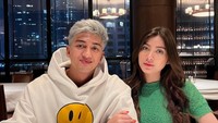 Kebersamaan Harris dan Haviza dilakukan secara sederhana tetapi tetap hangat. Makan berdua dengan gaya santai menjadi momen keduanya untuk bertemu dan melepas rindu. Foto: Instagram/harrisvriza & Instagram/havizadevianjani